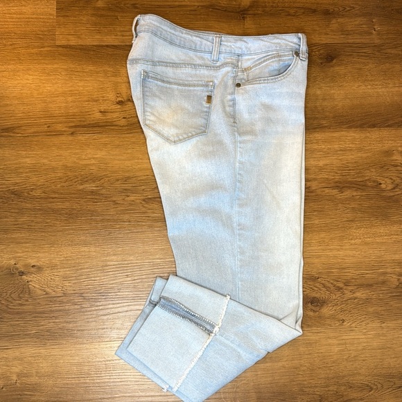 1822 Denim Taylor Women’s 12 Light Wash Cuffed Capri Jeans - Picture 4 of 7